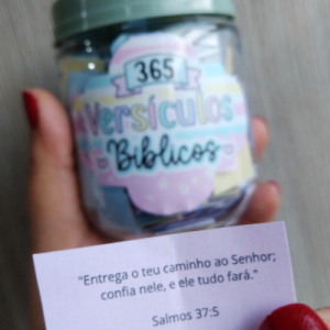 365 Versículos Bíblicos Papéis Coloridos 8x11cm  Pote Plástico Corte Reto Ideal para Devocional
